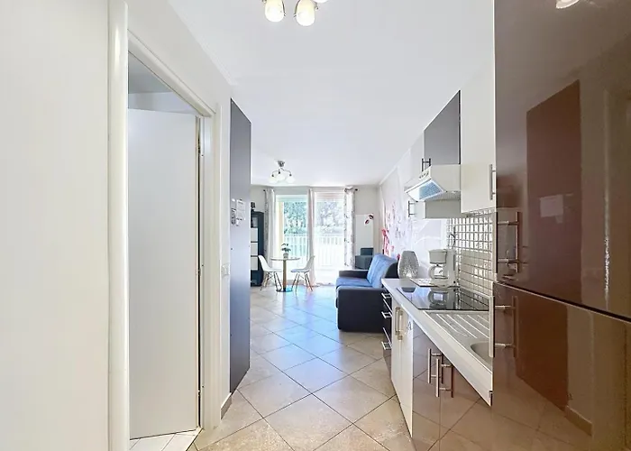 Direct Monaco Devant Piscine Apartment