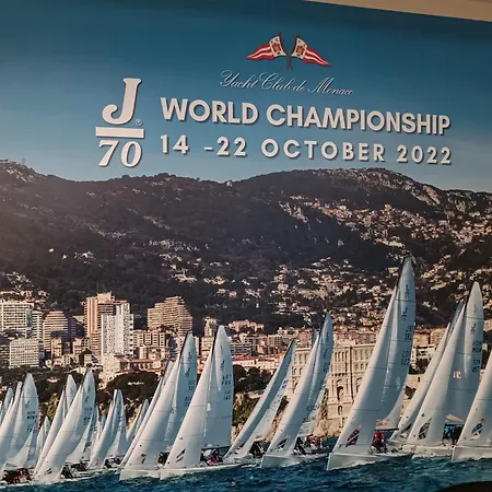 Direct Monaco Devant Piscine *