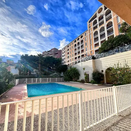 Direct Monaco Devant Piscine *