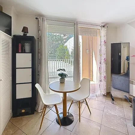 Direct Monaco Devant Piscine