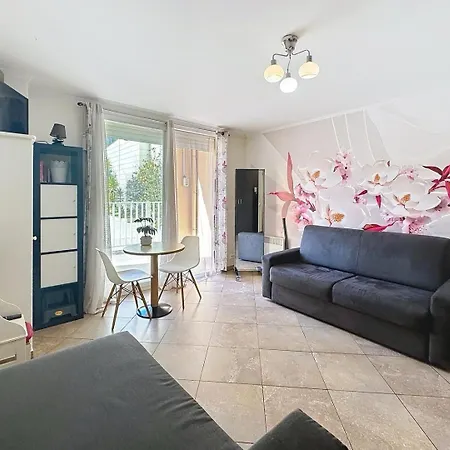 Direct Monaco Devant Piscine *