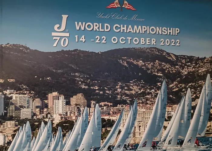 Direct Monaco Devant Piscine *