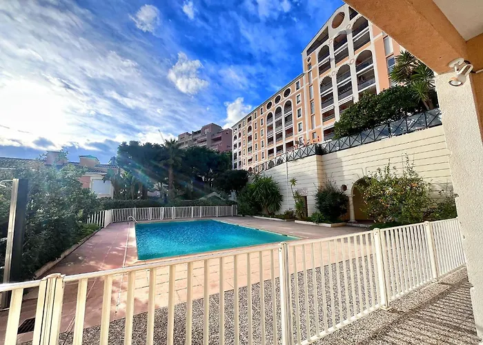Direct Monaco Devant Piscine *