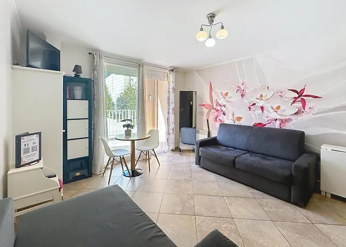 Direct Monaco Devant Piscine *